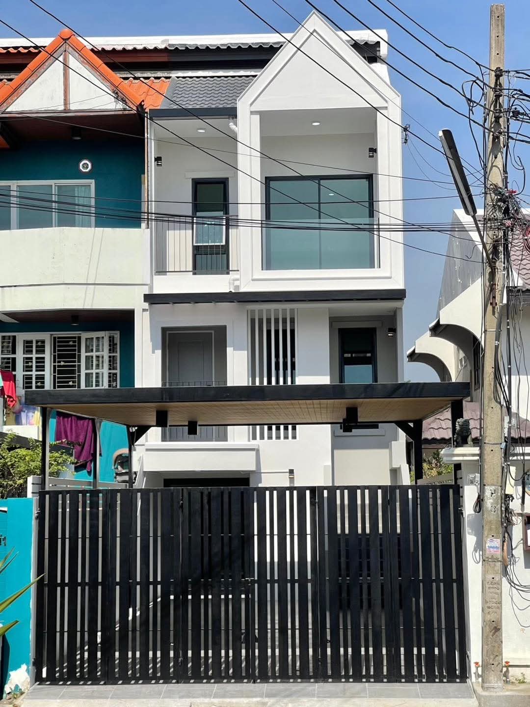 ทาวน์โฮม 3 ชั้น เล่นระดับ ใกล้สถานีรถไฟฟ้าสถานีสามัคคี  จอดรถได้ 2 คัน ตกแต่งใหม่พร้อมเข้าอยู่ 