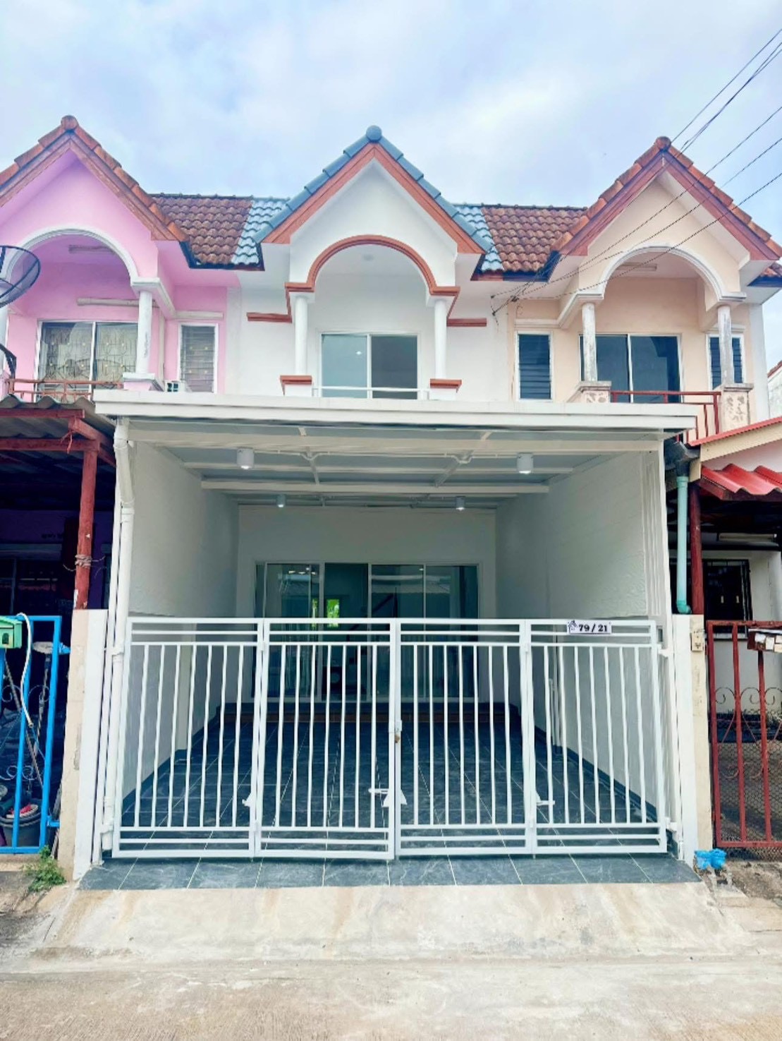 บ้านพร้อมอยู่ ใกล้สนามบินสุวรรณภูมิ ถนนร่มเกล้า งบ 2 ล้าน แถมเฟอร์ พร้อมเข้าอยู่
