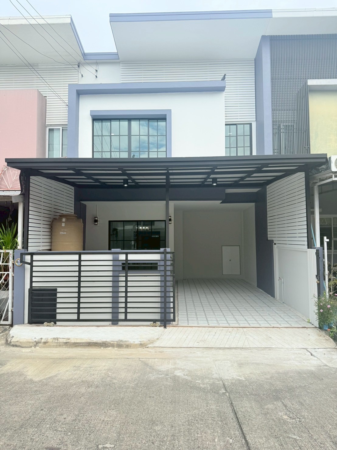 บ้านพร้อมอยู่ ใกล้แฟชั่นไอส์แลนด์ ถนนเลียบคลองสอง ซาฟารีเวิลด์ รีโนเวทใหม่ แถมเฟอร์ทั้งหลัง